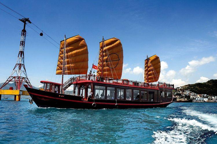 Du thuyền Emperor Cruises Nha Trang